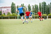 Männer beim Fussball spielen Männer beim Fussball spielen